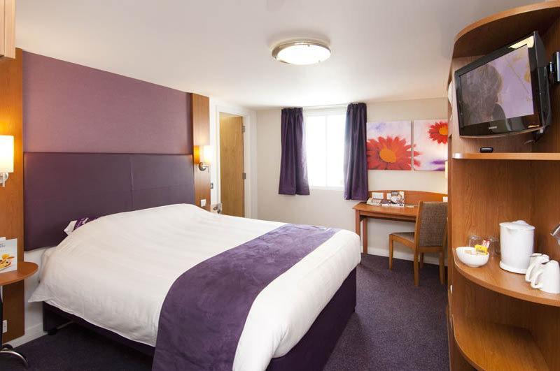 Premier Inn Rugeley Exterior foto